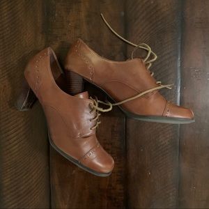 GUC Etienne Aigner cognac booties
